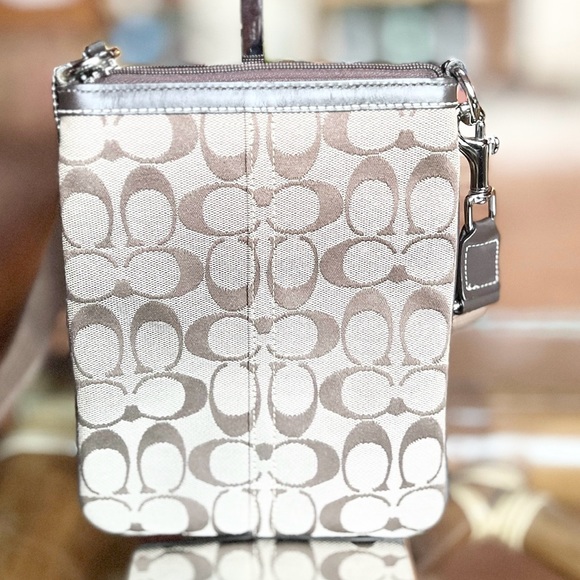 Coach Signature Crossbody Like New - Picture 4 of 7